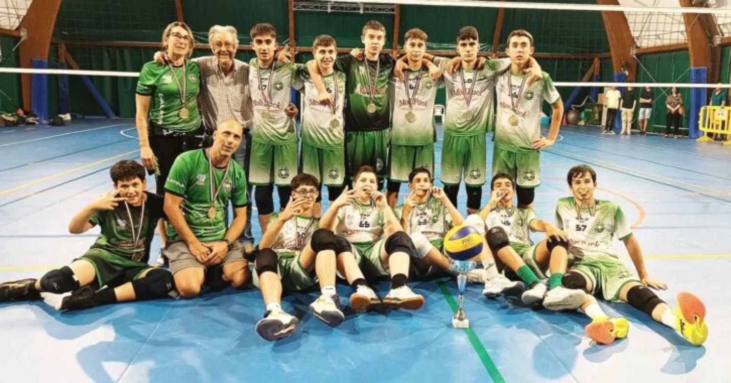 🏐 Un finale di stagione strepitoso per la Scuola Volley Showy Boys
Chiusura con il "botto" per la Scuola Volley della Showy Boys Galatina. La società biancoverde termina la stagione sportiva alzano ben due trofei: 3a Divisione Trofeo Young e 3a Divisione Trofeo Junior. Dopo aver ben figurato nei campionati di categoria under 13 3vs3, under 15 e under 17, gli allievi galatinesi si sono ulteriormente distinti nei due tornei di serie, tanto da arrivare a disputare le fasi finali ed a conquistare l’ambito titolo territoriale.
Prima i ragazzi del Trofeo Young (a cui partecipano gli atleti under 15) hanno battuto fuori casa (1-3) il Caprarica Volley e poi quelli del Trofeo Junior (atleti under 17) si sono imposti sul campo del Casarano Volley (2-3).
Grande soddisfazione in casa Showy Boys per un’annata molto positiva dal punto di vista della crescita tecnica sia nel settore maschile che femminile e dei risultati sportivi ottenuti nelle varie categorie disputate.
“E’ stato un finale di stagione strepitoso per la Scuola Volley – dichiarano i vertici del club -. La nostra società sportiva si conferma Eccellenza nel Salento per la disciplina della pallavolo e il merito va allo staff e ai tecnici per il lavoro svolto quotidianamente in palestra. Due titoli provinciali per i giovani allievi allenati da Laura Pendenza che continuano a tracciare quel percorso sportivo del movimento pallavolistico galatinese iniziato tanti anni fa. Questi brillanti risultati ripagano l’impegno e la dedizione dei dirigenti, degli allenatori, degli atleti e anche dei genitori che, fuori dal campo, seguono con amore e passione i loro figli”.