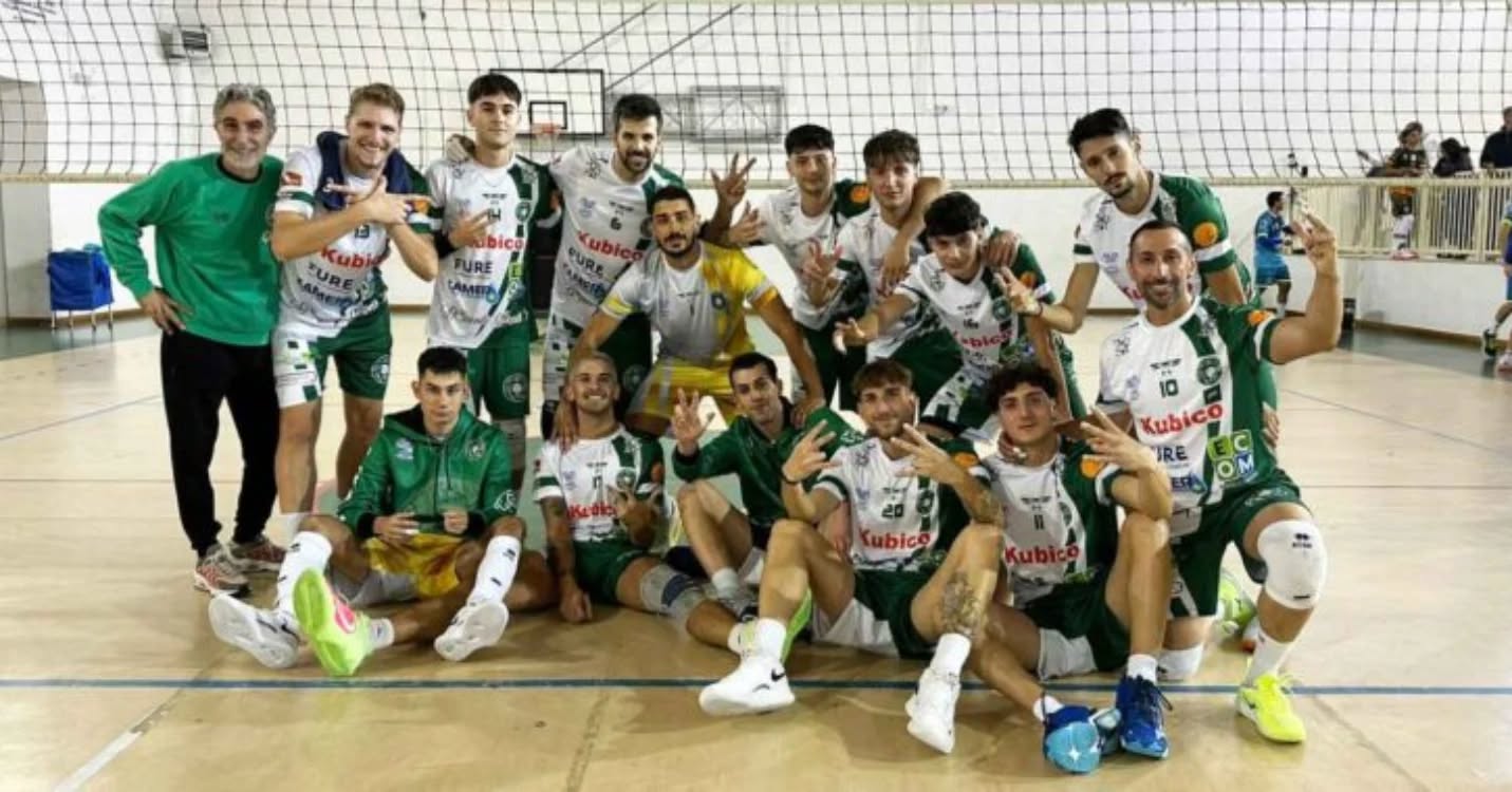🏐 A Mottola è 3-0. Positivo avvio di campionato per la Ecom Showy Boys Galatina 🏐
La Ecom Showy Boys Galatina inizia il campionato nazionale di I livello serie C con bel successo in trasferta. E’ di 3-0 il risultato finale della sfida che ha visto il team allenato da Rudy Alemanno affrontare il New Sporting Mottola.
Avvio di gara molto equilibrato con le due squadre in fase di studio. Sino al 14-14 si gioca punto su punto. L’agonismo in campo non manca e sono i galatinesi a strappare un vantaggio che li porterà a chiudere il set sul punteggio di 14-25.
Secondo parziale che vede la Showy Boys gestire un discreto vantaggio sino al 14-18. Un break riporta i padroni di casa del Mottola a -1. Allungano di nuovo gli ospiti (21-24) che si aggiudicano il set 23-25.
Terzo game che ha poco da raccontare e sempre nelle mani dei biancoverdi. I locali, sotto per 2-0, non riescono ad impensierire gli avversari il cui cammino verso la vittoria della partita si prospetta tutto in discesa (17-25).
🌐 www.showyboys.com