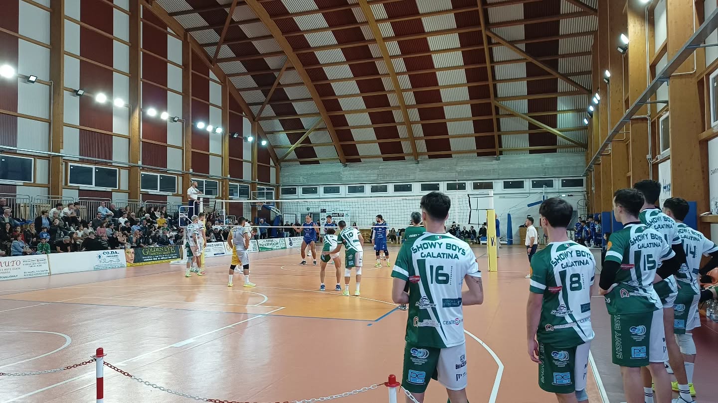 🏐 Debutto casalingo vincente per la Ecom Showy Boys Galatina. Battuto 3-0 il San Pancrazio 🏐
Debutto casalingo vincente per la Ecom Showy Boys Galatina. E’ di 3-0 il risultato finale della sfida contro la Pallavolo San Pancrazio valida per la seconda giornata del campionato nazionale di I livello serie C. Palestra comunale di via Montinari gremita in ogni ordine di posto, con tanti tifosi che hanno raccolto l’invito della società a dare un caloroso supporto ai ragazzi di mister Alemanno.
Eppure l’avvio del match vede i biancoverdi ancora in una fase di organizzazione in campo mentre, dall’altra parte del terreno di gioco, la Pallavolo San Pancrazio non perde tempo a mettere a segno i colpi vincenti. I brindisini conquistano i primi punti, soprattutto per vie centrali, e, nonostante le indicazioni tattiche che giungono dalla panchina, i padroni di casa faticano più del previsto. Bisogna attendere il finale del set per vedere la Showy Boys scrollarsi di dosso l’emozione della “prima” in casa e rispondere, grazie anche a un buon gioco a muro, ai tentativi ospiti di strappare il game. Si arriva, infatti, ai vantaggi che si chiudono in favore dei biancoverdi (26-24).
Archiviato il set, la squadra di casa si riprende in mano la gara e il secondo set ha poco da raccontare. Un gioco fluido ed incisivo portano la Ecom Showy Boys a vincere il parziale con un rotondo 25-14 e ad mettere in risalto le capacità tecniche di ogni atleta.
Stesso andamento nel terzo set. La squadra gioca con disinvoltura in tutti i fondamentali. La Pallavolo San Pancrazio, perso il primo set, non riesce più a trovare una soluzione in campo che possa impensierire i biancoverdi. Da una parte gli errori in fase di attacco della compagine brindisina e dall’altra la continuità di gioco espressa dai padroni di casa portano il match verso il successo di questi ultimi (25-21).
Tre punti per la Ecom Showy Boys Galatina che può così festeggiare con il suo affezionato pubblico per poi pensare, già da martedì prossimo, alla difficile trasferta in quel di Fasano.
🌐 www.showyboys.com