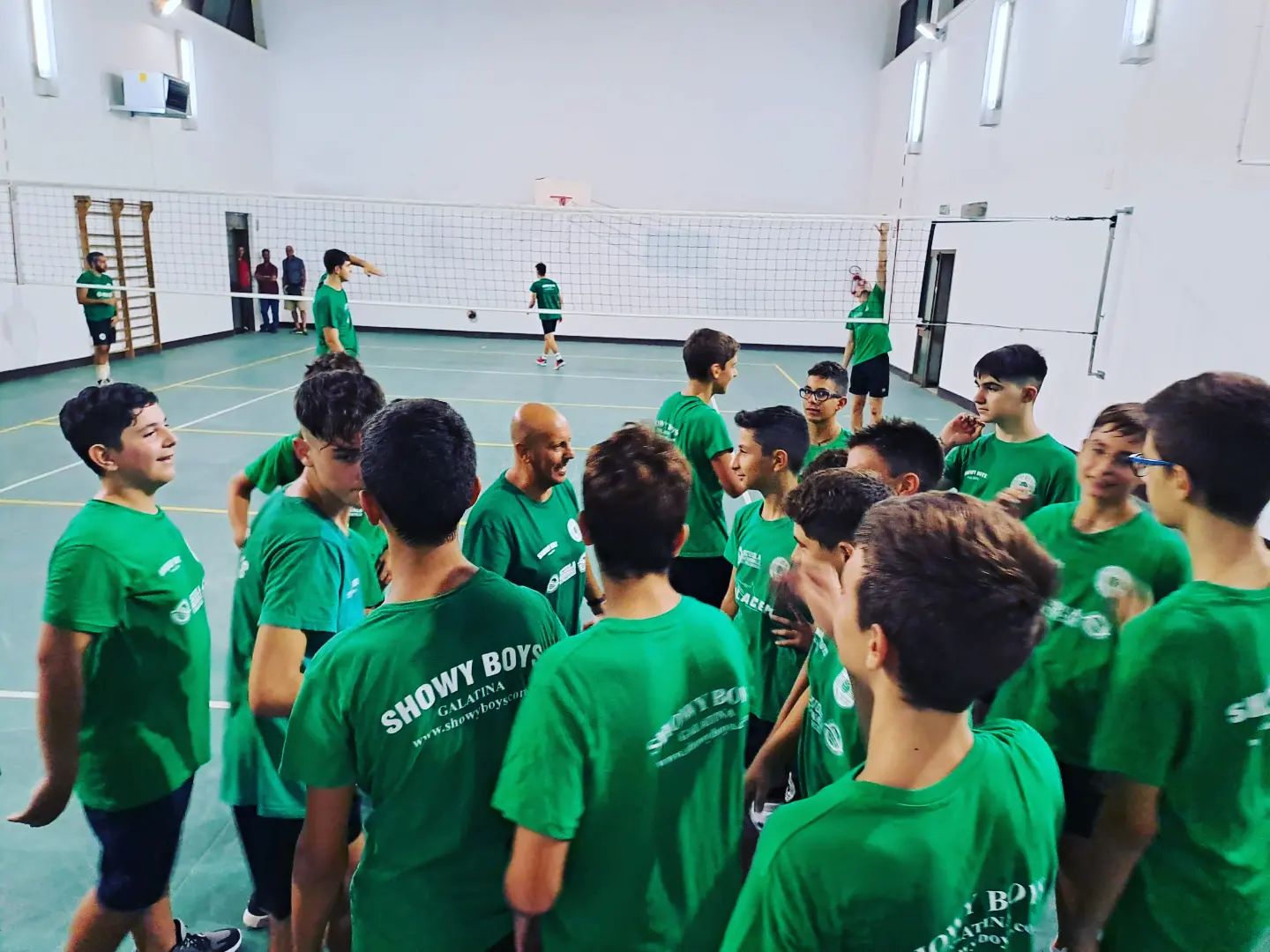 🏐 VOGLIA DI VOLLEY? 🏐
🔝 La Showy Boys, storico club di Galatina, apre i corsi della Scuola Volley per la stagione sportiva 2022/2023 e ti aspetta in palestra per i nuovi corsi di pallavolo maschili e femminili.
👉 A chi sono aperti i corsi?
💥 A tutti i bambini e le bambine dai 5 agli 11 anni:
5-7 anni (Corso S3 - Spikeball White)
7-11 anni (Corso S3 - Spikeball Green)
💥 A tutti i ragazzi e le ragazze dai 12 ai 18 anni:
12 anni (Corso Under 13)
13-14 anni (Corso Under 15)
15-16 anni (Corso Under 17)
17-18 anni (Corso Under 19)
👉 Come posso partecipare ai corsi? Chiamando il numero 📞 347.3849653 e la Segreteria ti darà tutte le informazioni utili.
🤝 Entra nella nostra famiglia. Diventa bianco-verde! 🤍💚