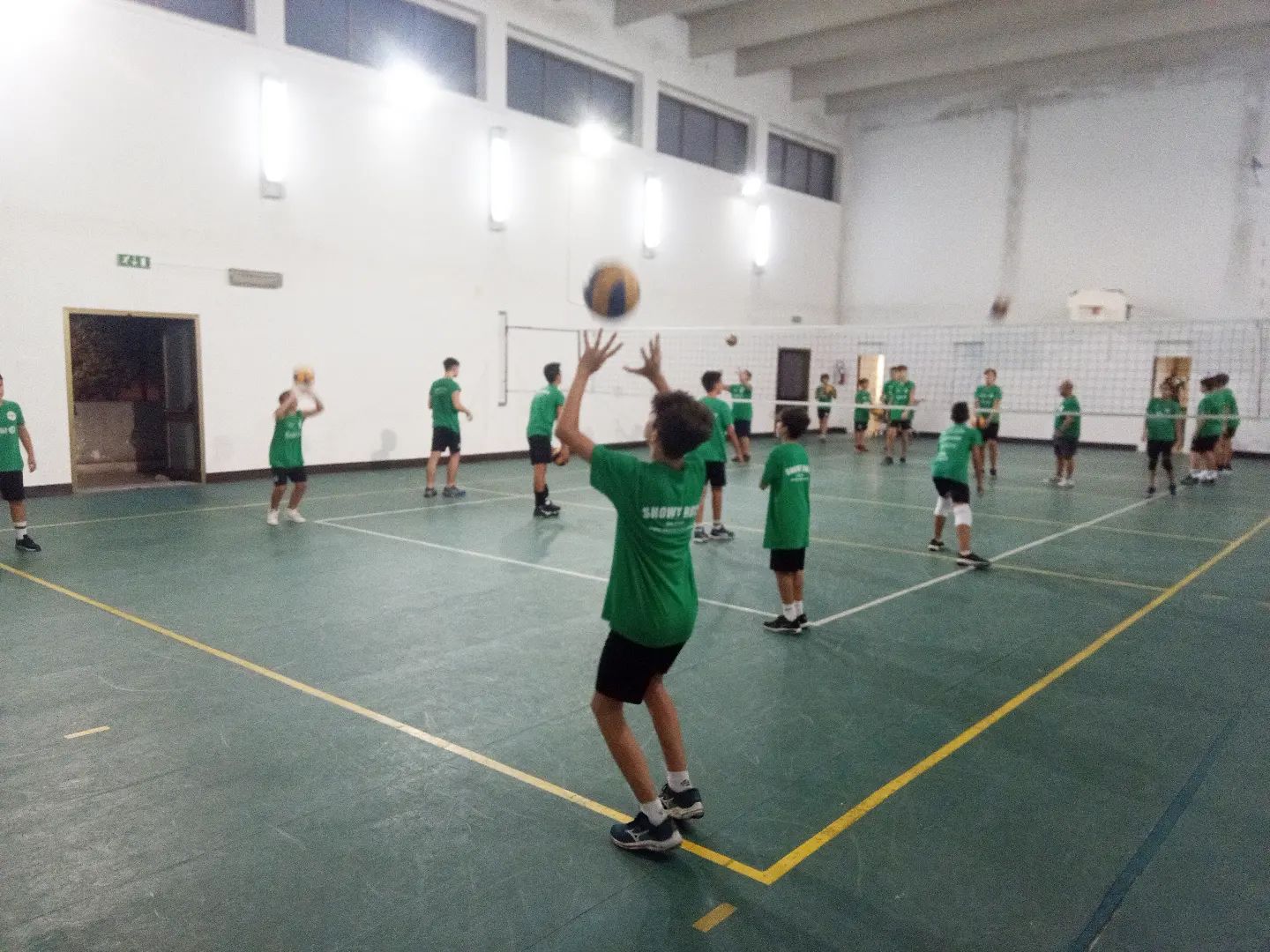 🏐 VOGLIA DI VOLLEY? 🏐
🔝 La Showy Boys, storico club di Galatina, apre i corsi della Scuola Volley per la stagione sportiva 2022/2023 e ti aspetta in palestra per i nuovi corsi di pallavolo maschili e femminili.
👉 A chi sono aperti i corsi?
💥 A tutti i bambini e le bambine dai 5 agli 11 anni:
5-7 anni (Corso S3 - Spikeball White)
7-11 anni (Corso S3 - Spikeball Green)
💥 A tutti i ragazzi e le ragazze dai 12 ai 18 anni:
12 anni (Corso Under 13)
13-14 anni (Corso Under 15)
15-16 anni (Corso Under 17)
17-18 anni (Corso Under 19)
👉 Come posso partecipare ai corsi? Chiamando il numero 📞 347.3849653 e la Segreteria ti darà tutte le informazioni utili.
🤝 Entra nella nostra famiglia. Diventa bianco-verde! 🤍💚