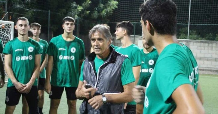 💥🏐 Il prof. Pietro Campa, insegnante galatinese, è il preparatore atletico della Showy Boys che nella stagione sportiva 2022-2023 partecipa al campionato nazionale di I livello serie C. Lo staff dirigenziale ha scelto di affidare a lui la guida della squadra in questa delicata ed impegnativa fase di preparazione precampionato.
“Il mio lavoro in palestra è mirato ed è quello di mettere l’atleta nella condizione psicofisica ottimale per poter svolgere al meglio i compiti atletici richiesti dalla disciplina della pallavolo – spiega il prof. Pietro Campa -. La condizione fisica è fondamentale in tutte le discipline sportive ma la pallavolo, per esempio, è cambiata con l’ingresso del sistema del Rally Point System. Oggi, c’è necessità di maggiore concentrazione, maggiore capacità di reazione, tutte situazioni che migliorano in allenamento con o senza l’utilizzo del pallone. In questa fase di preparazione si creano i presupposti fisici ed atletici per poi passare ad un lavoro di potenziamento con sovraccarichi. L’obiettivo consiste nel potenziare le condizioni generali dell’atleta puntando a migliorare la forza esplosiva ed elastica che sono predominanti in ogni giocatore di volley. La società mi ha prospettato un progetto interessante che, conoscendo il grande lavoro svolto in tutti questi anni dai dirigenti, non poteva che puntare alla valorizzazione dei giovani atleti. E’ una scelta che condivido al 100% – precisa -. Ciò non significa che i meno giovani non possono essere utili al progetto e al gruppo, anzi la loro presenza è necessaria per aiutare i ragazzi a formarsi e diventare dei veri atleti, ma fare crescere i più giovani è stato l’obiettivo che mi ha spinto ad avviare questa collaborazione”.
🤍💚 (www.showyboys.com)