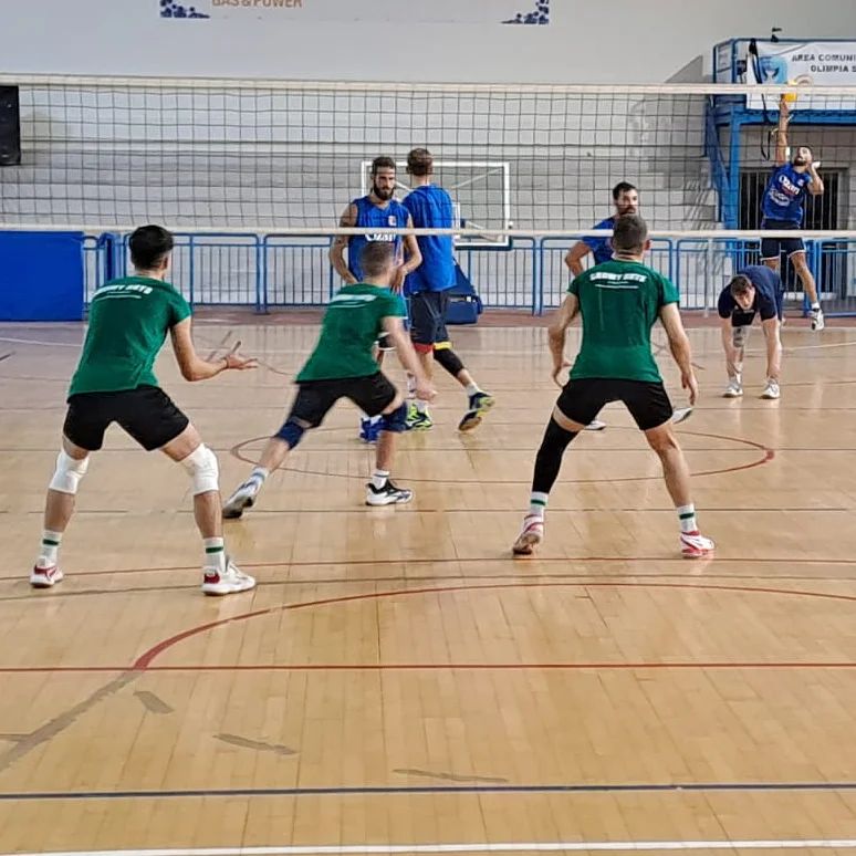 💥🏐 La Showy Boys Galatina prosegue nel cammino di preparazione al prossimo campionato nazionale di I livello serie C. Nel programma di lavoro settimanale, il tecnico Antonello De Vitis ha inserito le sedute di allenamento fisico e tecnico in palestra oltre ad alcuni incontri amichevoli per “testare” la squadra. In questi giorni, i ragazzi biancoverdi hanno avuto la possibilità di affrontare due compagini, Squinzano e Falchi Ugento Beach, che ritroveranno da avversarie nel girone B del torneo federale. Due buoni “pareggi” per il team galatinese, un gioco interessante e prestazioni che danno ulteriore fiducia ad una squadra che ha affrontato le amichevoli con un approccio davvero molto positivo. In entrambi i test, però, mister De Vitis non ha potuto schierare il sestetto base in quanto i due centrali sono ancora in fase di recupero dopo un infortunio muscolare. Lo staff medico sta cercando di accelerare i tempi per consentire loro di rientrare in campo per l’inizio del campionato. Nonostante le assenze, la squadra si è comunque ben distinta ed utile è stato il contributo offerto dai più giovani (provenienti dal vivaio biancoverde) che si sono messi a disposizione del tecnico e dei compagni.
“La squadra sta lavorando molto bene – dichiara l’allenatore Antonello De Vitis – sono soddisfatto di questa prima parte della preparazione soprattutto perché vedo grande determinazione in palestra da parte di ciascuno dei ragazzi. Penso che in questa fase sia proprio il costante impegno la condizione essenziale per creare l’amalgama in un gruppo che è completamente nuovo e composto dai giovani promettenti del vivaio, inseriti in prima squadra, e da atleti esperti che conoscono benissimo il campionato”.
🤍💚 (www.showyboys.com)