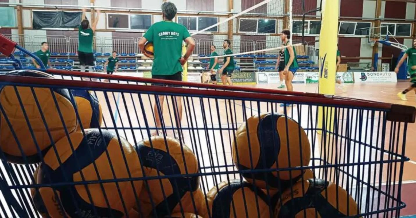🏐 Terminata la prima settimana di preparazione precampionato 🏐
Si è chiusa la prima settimana di lavoro per la prima squadra della Showy Boys Galatina. Giorni intensi di allenamento fisico, tra sala pesi e sedute al palasport, e preparazione tecnica in vista dell’inizio del campionato nazionale di I livello Serie C nel prossimo mese di ottobre.
“Nella prima giornata di lunedì 25 agosto la squadra ha avuto un incontro con lo staff dirigenziale per poi scendere subito in campo per una seduta leggera e per delineare il programma da svolgere sino all’inizio del torneo – spiega coach Rudy Alemanno -. Dal giorno successivo ci si è dedicati al lavoro fisico per poi iniziare a lavorare sulla parte tecnica. In questo delicato periodo della preparazione, però, è fondamentale curare l’aspetto fisico ed ogni allenamento sarà sviluppato in maniera graduale così come prevede il programma settimanale”.
Per “costruire” una squadra vincente c’è anche bisogno di un gruppo affiatato e motivato.
“I ragazzi lavorano molto bene e ho registrato la massima disponibilità da parte di ognuno di loro – aggiunge Alemanno -. Il gruppo sta confermando le aspettative e dimostra di avere voglia di migliorarsi per puntare all’obiettivo sportivo prefissato assieme alla società. L’ambiente è quello ideale per lavorare e non manca nulla per fare bene. Prima di tutto c’è passione ed entusiasmo e gli atleti, dal più esperto al più giovane, sono certo che sapranno vivere tutti assieme e al meglio questa bella avventura nel campionato di serie C”.
🌐 www.showyboys.com