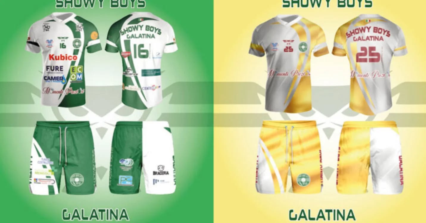 🏐 La Showy Boys Galatina presenta la nuova divisa da gioco 🏐
Un nuovo design che esalta i colori classici, bianco e verde, che identificano da sempre il club. La Showy Boys Galatina presenta la nuova divisa da gioco che gli atleti indosseranno nella stagione sportiva 2025/2026. “Svelarla” è un momento sempre molto atteso dai giocatori, dallo staff e dai tifosi. La divisa è realizzata da MASport! (sponsor tecnico che da più anni lavora al fianco del club) e richiama la storia della Showy Boys mettendo in risalto il bianco-verde sia sulla maglia che sul pantaloncino. I due colori sono in perfetta armonia e creano un effetto visivo elegante. La linea è semplice ma efficace, giovane (considerando l’età media della squadra) e accattivante.
La divisa del libero, pur restando fedele al design, rispetto al passato si distingue per i colori oro e argento, che ne esaltano l’originalità e il riconoscimento immediato del mail partner.
Il prodotto è realizzato per garantire una impeccabile vestibilità e il tessuto bielastico con cui è realizzato, tecnico e specifico per il volley, si caratterizza per confort e leggerezza. La maglia ha una vestibilità “body fit” ed è realizzata con un tessuto che riduce gli attriti e assicura traspirabilità e massima libertà di movimento durante le intense azioni in campo.
🌐 www.showyboys.com