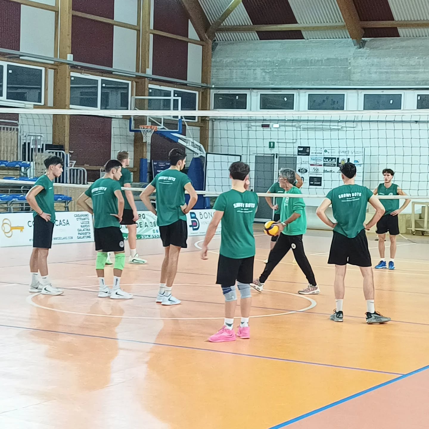 🏐 La Showy Boys è chiamata a una prova di forza e di carattere sul campo del Tricase 🏐

Torna in campo la Ecom Showy Boys Galatina dopo la sosta forzata dello scorso week-end in cui ha osservato un turno di riposo. La prossima gara per i ragazzi di mister Alemanno è in calendario domenica 9 novembre in casa della Virtus Tricase (fischio di inizio alle ore 18).

La sfida che si giocherà al palazzetto dello sport di via Lucugnano vedrà di fronte due compagini “costruite” per ben figurare nel torneo e che si conoscono molto bene tra gare amichevoli disputate nella fase precampionato e, in ordine di tempo, il Memorial “Franco Marra” organizzato lo scorso 5 ottobre.

Per i tricasini quattro vittorie su altrettanti incontri e 11 punti in classifica. Al successo casalingo contro il Grottaglie nella prima giornata è seguito quello sul difficile campo del Matera. Due punti, invece, dalla vittoria sulla Vibrotek e, poi, l’ultima affermazione a Parabita. Un ottimo inizio di stagione per i prossimi avversari della Ecom Showy Boys Galatina che, dal canto loro, sono chiamati a una prova di forza e di carattere, in particolare dopo la rocambolesca sconfitta in quel di Fasano che ha rallentato la corsa del team biancoverde. Dirigenti e tifosi si attendono una immediata ripresa dalla gara contro il Tricase in cui tutti gli effettivi chiamati in campo dal tecnico Alemanno sapranno certamente fare valere le loro potenzialità.

🌐 www.showyboys.com