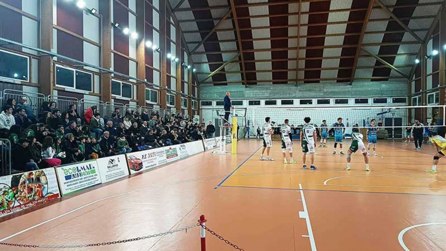 🏐 Quarti di finale di Coppa Puglia: la Ecom Showy Boys Galatina ospite del Cerignola 🏐

E’ tempo di Coppa Puglia per la Ecom Showy Boys Galatina. Sabato 24 gennaio, alle ore 18:30, il team biancoverde affronterà al Palabasket “Nando Di Leo” di Cerignola la locale compagine per i quarti di finale del trofeo regionale.

L’accoppiamento è scaturito dalla posizione in classifica al termine del girone di andata del campionato di serie C con la Ecom Showy Boys al quarto posto del girone B e la Udas Cerignola al primo posto del girone A.

Oggi, al termine della seconda giornata del girone di ritorno, i galatinesi hanno scalato una posizione in graduatoria, invece i foggiani hanno perso la vetta ai danni del Triggiano e occupano il secondo posto. Per loro 11 vittorie e 2 sconfitte in 13 incontri mentre per i biancoverdi 8 vittorie e 4 sconfitte in 12 gare.

🌐 www.showyboys.com