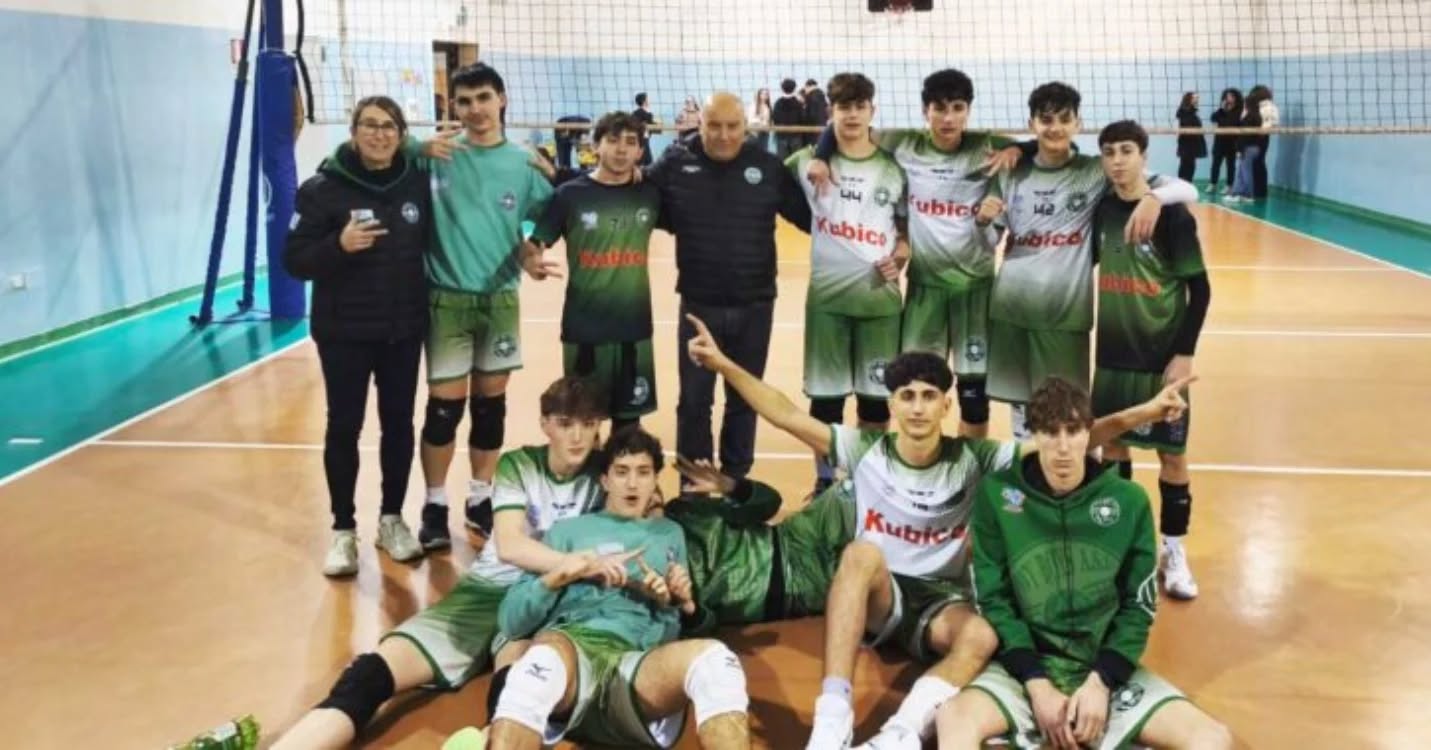 🏐 Quarti di finale per le squadre under 17 e under 19 della Showy Boys 🏐

Entra nel vivo l’attività agonistica delle squadre giovanili della Scuola Volley. E’ terminata la regular season del campionato territoriale under 17 (girone B) e gli allievi della Showy Boys Galatina si sono classificati al terzo posto con 20 punti, alle spalle di Ruffano e Salento Team Volley.

Inizia ora la fase finale con i quarti che vedranno i giovani biancoverdi impegnati venerdì 30 gennaio sul campo del Lecce. (inizio ore 19:30 presso la palestra dell’ITIS “De Pace”).

Anche i ragazzi under 19 hanno concluso il campionato (girone A) con un terzo posto e 20 punti in classifica dietro a Lecce e Leverano. Nei quarti di finale, lunedì 26 gennaio (ore 19 al Palasport comunale), il team allenato da Laura Pendenza farà visita allo Specchia.

🌐 www.showyboys.com