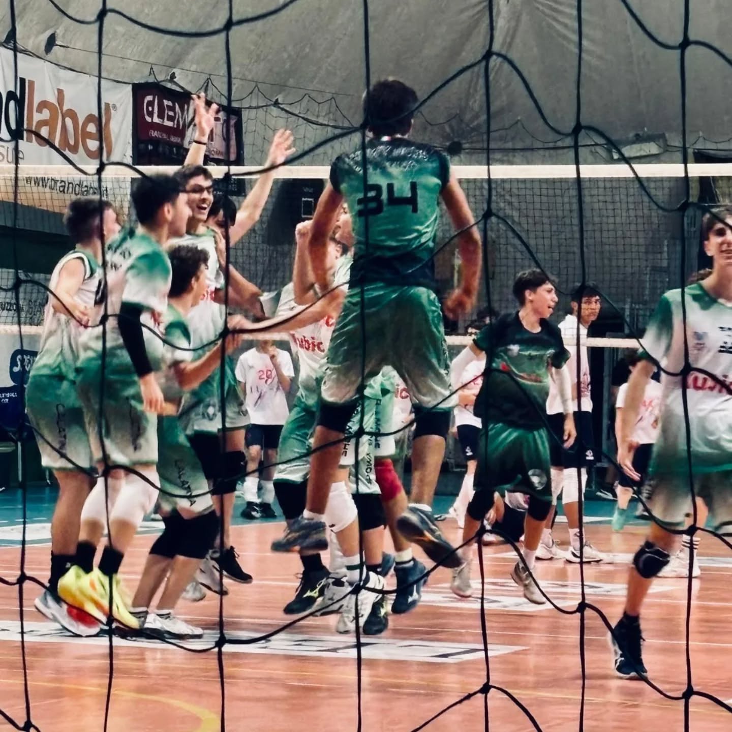 🏐 APERTE LE ISCRIZIONI ALLA SCUOLA VOLLEY SHOWY BOYS GALATINA 🏐
Vuoi far parte delle squadre giovanili per la stagione sportiva 2025-2026? La nostra attività prosegue più forte che mai e con tante novità. La Showy Boys Galatina rilancia e riparte con i nuovi corsi di pallavolo maschile e femminile! Da oggi, anche tu puoi diventare protagonista della nostra Scuola Volley.
La Showy Boys, società affiliata al Vero Volley Network, il più grande Consorzio di Volley in Italia, cerca ragazze e ragazzi dai 5 ai 18 anni che intendono frequentare la Scuola Volley e il Lab Showy, laboratorio di sport e formazione tecnica.
La Showy Boys è Centro Coni e Scuola Regionale di Pallavolo ed è stata premiata dalla Federazione Italiana Pallavolo con il Marchio d’Argento quale certificazione di qualità del settore giovanile per il biennio 2018-2019, 2020-2021 e 2022-2024.
Per la nuova stagione sportiva si organizzano i seguenti corsi:
– AVVIAMENTO ALLO SPORT VOLLEY S3 –
(Spikeball White, Volley S3 Green, Volley S3 Red)
Per bambini e bambine dai 5 agli 11 anni
– CORSO DI PALLAVOLO –
Per ragazzi e ragazze dai 12 ai 18 anni
Questo è il momento di entrare nella nostra Scuola Volley: vieni anche tu a giocare con noi, nella grande famiglia Showy Boys!
Contatta la Segreteria anche per un allenamento di prova. Chiama al numero 347.3849653
🌐 www.showyboys.com