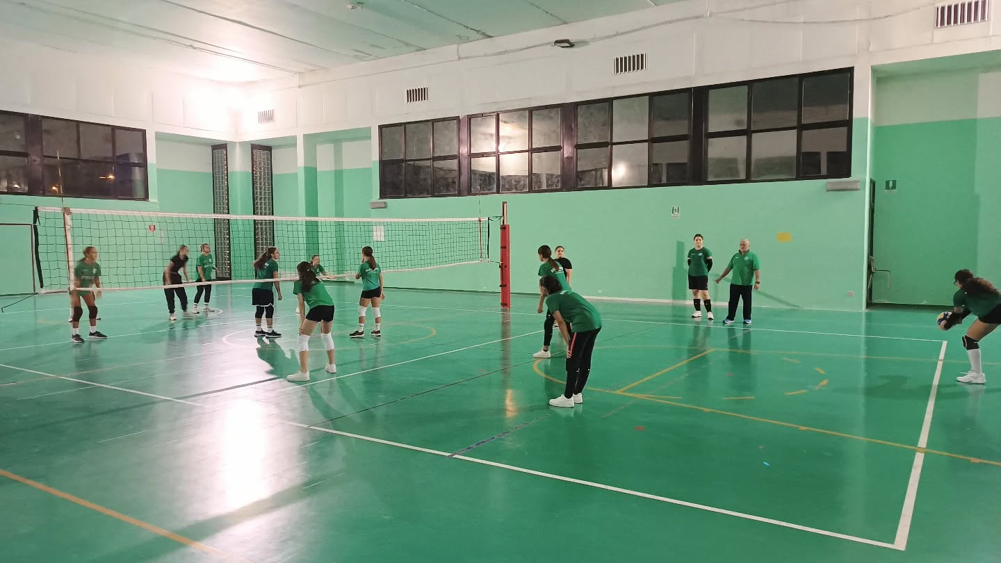 🏐 APERTE LE ISCRIZIONI ALLA SCUOLA VOLLEY SHOWY BOYS GALATINA 🏐
Vuoi far parte delle squadre giovanili per la stagione sportiva 2025-2026? La nostra attività prosegue più forte che mai e con tante novità. La Showy Boys Galatina rilancia e riparte con i nuovi corsi di pallavolo maschile e femminile! Da oggi, anche tu puoi diventare protagonista della nostra Scuola Volley.
La Showy Boys, società affiliata al Vero Volley Network, il più grande Consorzio di Volley in Italia, cerca ragazze e ragazzi dai 5 ai 18 anni che intendono frequentare la Scuola Volley e il Lab Showy, laboratorio di sport e formazione tecnica.
La Showy Boys è Centro Coni e Scuola Regionale di Pallavolo ed è stata premiata dalla Federazione Italiana Pallavolo con il Marchio d’Argento quale certificazione di qualità del settore giovanile.
Per la nuova stagione sportiva si organizzano i seguenti corsi:
– AVVIAMENTO ALLO SPORT VOLLEY S3 –
(Spikeball White, Volley S3 Green, Volley S3 Red)
Per bambini e bambine dai 5 agli 11 anni
– CORSO DI PALLAVOLO –
Per ragazzi e ragazze dai 12 ai 18 anni
Questo è il momento di entrare nella nostra Scuola Volley: vieni anche tu a giocare con noi, nella grande famiglia Showy Boys!
Contatta la Segreteria anche per un allenamento di prova.
Chiama al numero 347 3849653
🌐 Visita il sito www.showyboys.com