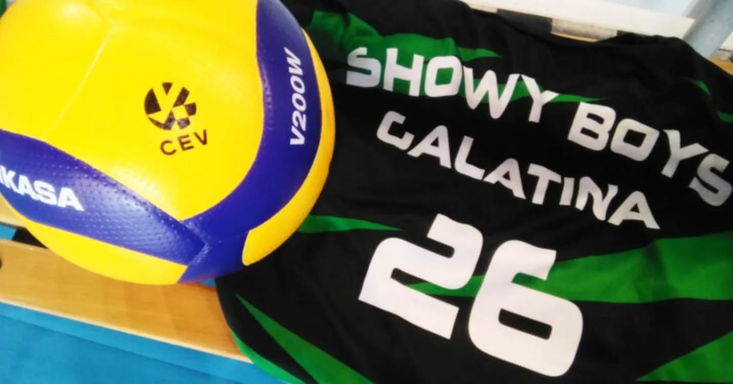 🏐 La Showy Boys Galatina presenta la nuova squadra
Un organico tutto nuovo quello della Showy Boys Galatina per una scelta della società di voltare pagina e ripartire con un progetto più ambizioso ed entusiasmante.
Il club biancoverde si presenta al campionato nazionale di I livello serie C con un team, come detto, rinnovato, eccezione fatta per la conferma del palleggiatore Francesco Calò, classe 1982, che continuerà a guidare la squadra con la sua bravura ed esperienza. Nel ruolo di opposto Lorenzo Persichino (2000) a cui toccherà, assieme ai due “martelli”, mettere a terra gran parte dei palloni e garantire solidità ed efficienza in attacco. Gli altri due punti di forza saranno gli schiacciatori Mattia Carrozzini (1999) e Stefano Fracasso (2000). Anche per loro la responsabilità di dare continuità di gioco e sicurezza in campo. L’esperienza sarà garantita dal centrale Matteo Sancesario (1990) con tanti campionati alle spalle ed oggi con ancora tanta voglia di mettersi a disposizione del gruppo. Accanto a lui Davide Ramundo (1999) e Alberto De Donno (2000) con l’ambizione di ritagliarsi un posto da protagonista in questo nuovo torneo. A guidare la difesa e a coordinare la linea di ricezione il libero Giuseppe Apollonio (1997) che non ha certo bisogno di presentazioni. Una garanzia nei fondamentali e un punto di riferimento per tutta la squadra. Il roster 2025/2026 della “nuova” Showy Boys si completa con il palleggiatore Pierluigi De Santis, gli schiacciatori Federico Preste e Lorenzo Verri, tutti e tre classe 2005 e cresciuti nel vivaio del club galatinese ai quali si aggiungono il laterale Simone Boccarella, anche lui classe 2005, e il libero Luciano De Giuseppe (2000).
🌐 www.showyboys.com