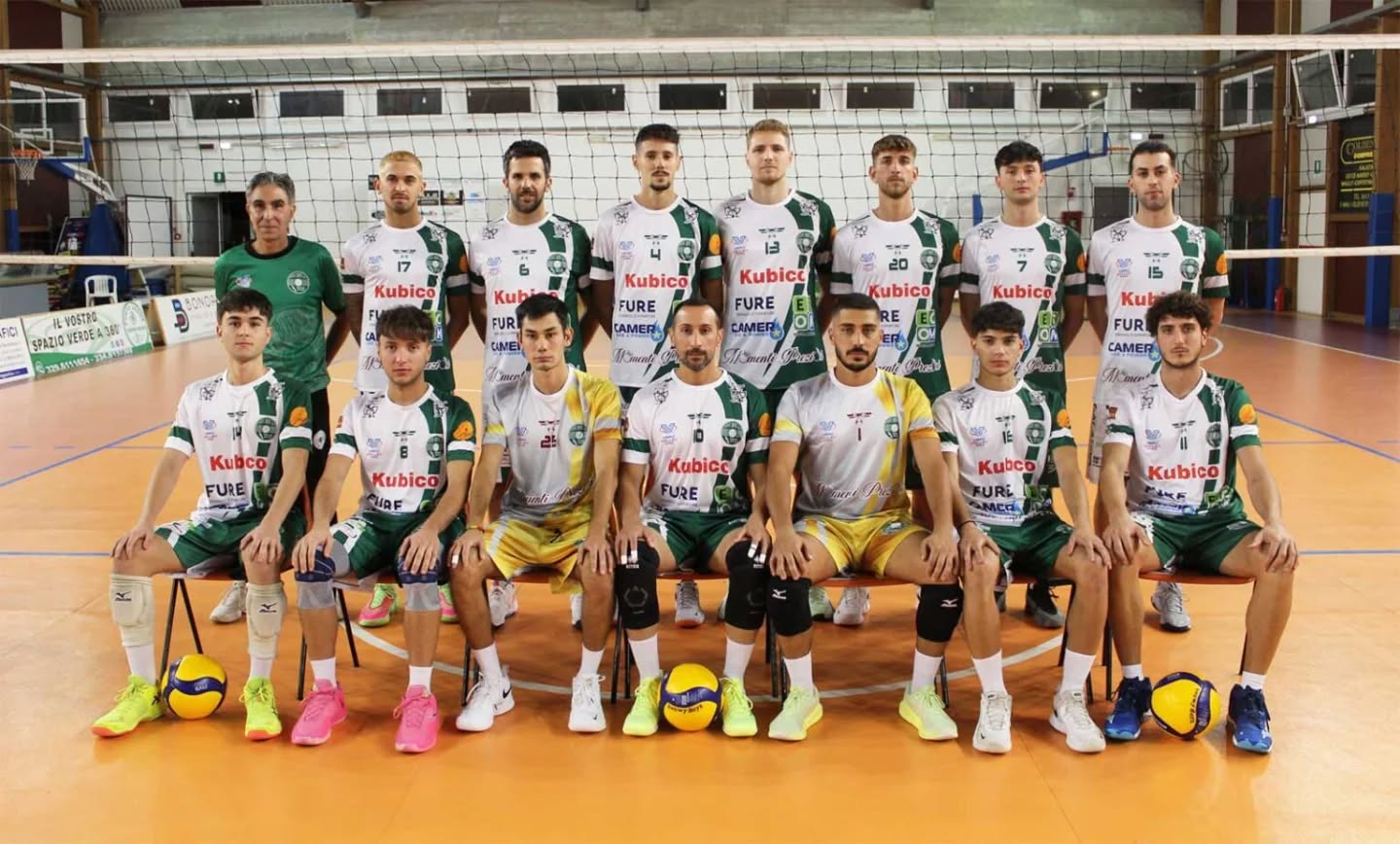 🏐 La Showy Boys chiude il girone di andata al quarto posto e si qualifica ai quarti di Coppa Puglia 🏐

La Ecom Showy Boys Galatina termina il girone di andata del campionato nazionale di I livello – Serie C. La gara disputata a Leporano (Ta), in casa della Vibrotek Volley, lo scorso 21 dicembre, ha segnato il giro di boa di questo difficile ed avvincente torneo.

La squadra biancoverde chiude il girone di andata al quarto posto con 20 punti in classifica, frutto di sei vittorie e quattro sconfitte. Al terzo posto Lecce con 22 punti, al secondo Vibrotek con 23 e al primo Tricase con 26. L’ultima vittoria, sofferta ma bella da un punto di vista del gioco e dello spirito di gruppo, ha permesso alla Ecom Showy Boys Galatina si scavalcare le altre rivali (Matera e Fasano) e di strappare un meritato quarto posto che, a dire il vero, considerando dei punti “persi” in alcune gare, sta un po’ stretto alla compagine allenata da Rudy Alemanno. I risultati del campo, però, raccontano questo, ma gli atleti galatinesi avranno l’opportunità di rifarsi nelle partite del girone di ritorno, in cui affronteranno quasi tutte le concorrenti tra le mura amiche, al cospetto dei propri tifosi.

Intanto, c’è da pensare con sano ottimismo al futuro e festeggiare l’importante vittoria da tre punti in casa della seconda forza del campionato, la Vibrotek Volley, e la qualificazione ai quarti di finale della Coppa Puglia che si giocheranno nell’ultimo week-end di gennaio.

 🌐 www.showyboys.com