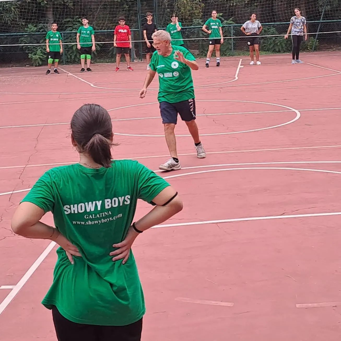➡️ OGGI TUTTI IN PALESTRA!
Si inizia con il gruppo under 16 femminile, a seguire il gruppo under 19-Serie C maschile.
Nella seconda palestra inizia il corso minivolley (S3) ed a seguire il gruppo under 13 maschili e femminili.
Un pomeriggio di grande lavoro e preparazione attende gli allievi della Scuola Volley. Come sempre grande partecipazione ed entusiasmo.
Non aspettare oltre, entra in squadra e diventa biancoverde.
Ti aspettiamo 💪🔝
🏐 VOGLIA DI VOLLEY? 🏐
🔝 La Showy Boys, storico club di Galatina, apre i corsi della Scuola Volley per la stagione sportiva 2022/2023 e ti aspetta in palestra per i nuovi corsi di pallavolo maschili e femminili.
👉 A chi sono aperti i corsi?
💥 A tutti i bambini e le bambine dai 5 agli 11 anni:
5-7 anni (Corso S3 - Spikeball White)
7-11 anni (Corso S3 - Spikeball Green)
💥 A tutti i ragazzi e le ragazze dai 12 ai 18 anni:
12 anni (Corso Under 13)
13-14 anni (Corso Under 15)
15-16 anni (Corso Under 17)
17-18 anni (Corso Under 19)
👉 Come posso partecipare ai corsi? Chiamando il numero 📞 347.3849653 e la Segreteria ti darà tutte le informazioni utili.
🤝 Entra nella nostra famiglia. Diventa bianco-verde! 🤍💚