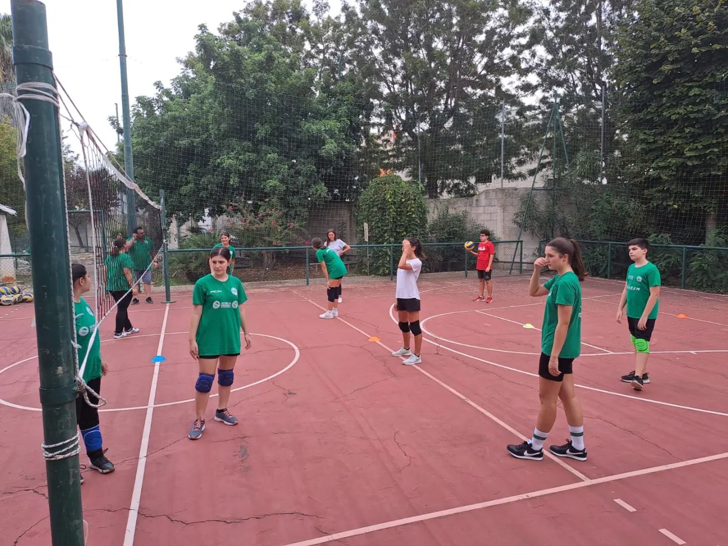 ➡️ UNDER 13. Domani in palestra primo allenamento del gruppo under 13 agli ordini di mister Codazzo. Ti aspettiamo 💪
🏐 VOGLIA DI VOLLEY? 🏐
🔝 La Showy Boys, storico club di Galatina, apre i corsi della Scuola Volley per la stagione sportiva 2022/2023 e ti aspetta in palestra per i nuovi corsi di pallavolo maschili e femminili.
👉 A chi sono aperti i corsi?
💥 A tutti i bambini e le bambine dai 5 agli 11 anni:
5-7 anni (Corso S3 - Spikeball White)
7-11 anni (Corso S3 - Spikeball Green)
💥 A tutti i ragazzi e le ragazze dai 12 ai 18 anni:
12 anni (Corso Under 13)
13-14 anni (Corso Under 15)
15-16 anni (Corso Under 17)
17-18 anni (Corso Under 19)
👉 Come posso partecipare ai corsi? Chiamando il numero 📞 347.3849653 e la Segreteria ti darà tutte le informazioni utili.
🤝 Entra nella nostra famiglia. Diventa bianco-verde! 🤍💚