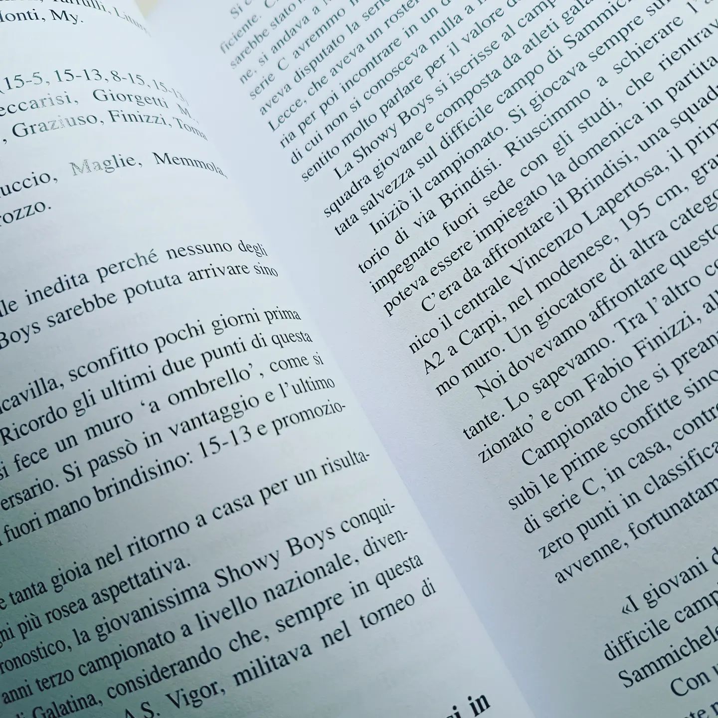 📖 Da pag. 80 del Capitolo Primo (1977-1978)
"Contro ogni pronostico, la giovanissima Showy Boys conquistò la serie C, in quegli anni terzo campionato a livello nazionale, diventando la prima squadra di Galatina...".
📢 Facciamo un viaggio nella nostra storia con il libro "Showy Boys, la Gloriosa" di Daniele G. Masciullo
🏐🔝 #biancoverdi #siamolashowy #illibro #storia #tradizione #showyboys
⚡️ Il libro è disponibile presso:
- Showy Boys in piazza San Pietro n. 25 a Galatina (segreteria tel. 347.3849653);
- Libreria Viva-Athena in via Liguria n. 75 a Galatina (tel. 0836.566088).