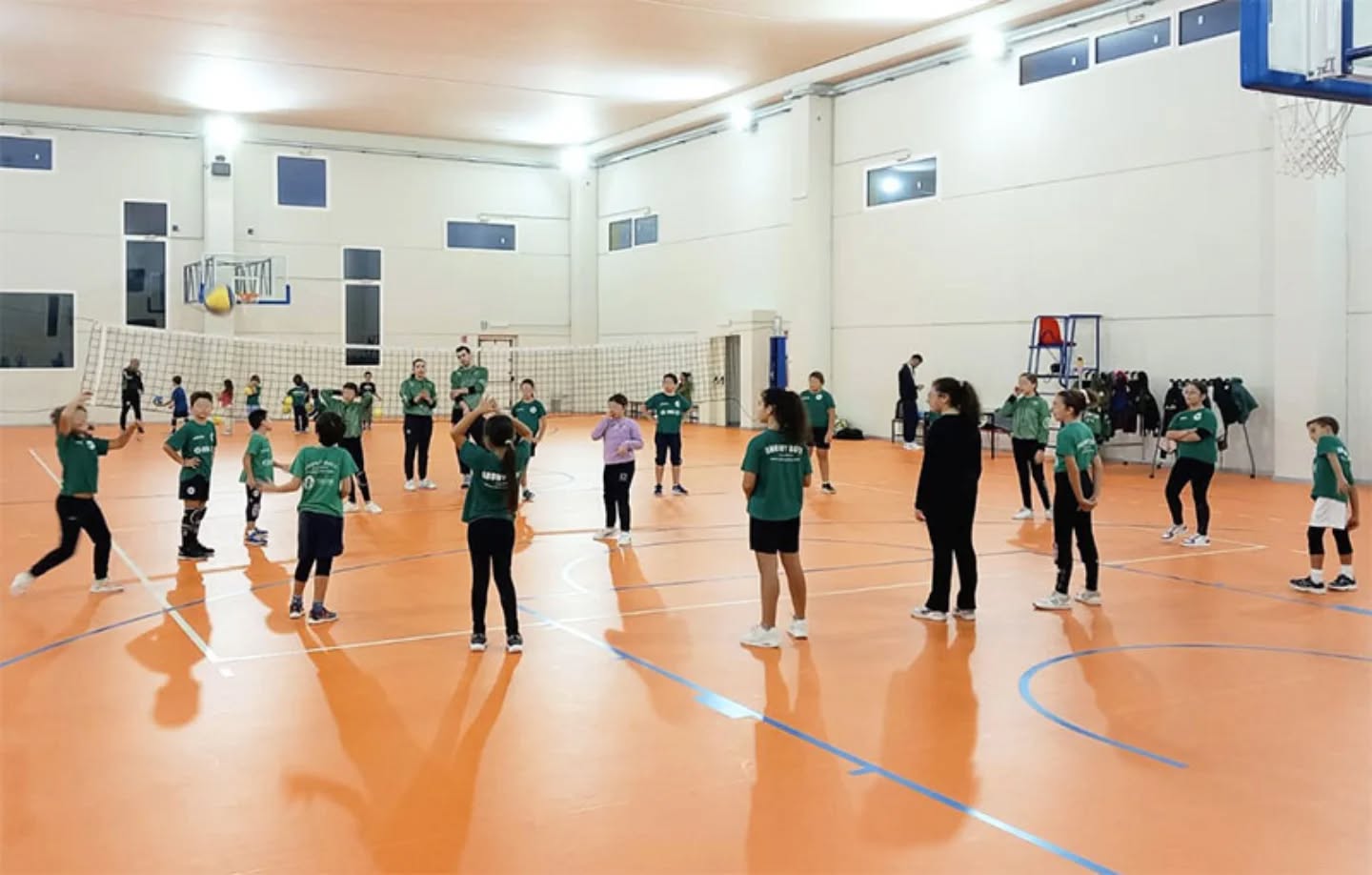 🏐 Scuola Volley: si incrementa il numero degli iscritti ai corsi della Showy Boys Galatina 🏐
La Showy Boys Galatina partecipa al campionato nazionale di I livello serie C con la prima squadra e ai tornei giovanili con gli allievi della Scuola Volley. L’attività di formazione di questi ultimi è partita nel mese di settembre e già numerosi sono gli iscritti ai corsi maschili e femminili avviati dalla società biancoverde.
Una partecipazione attiva che sta determinando un incremento dei numero totale di tesserati. Ogni corso di formazione, infatti, registra più iscritti: dal settore S3 riservato ai più piccoli e alle più piccole, alle categorie under 13 maschile, under 14 femminile, under 15 maschile, under 16 femminile, under 17 maschile e under 19 maschile. Insomma, per la Scuola Volley un avvio di stagione molto positivo e, in prospettiva, entusiasmante.
“Sino a questo momento siamo molto soddisfatti dell’andamento delle iscrizioni e siamo certi che, anche nei prossimi giorni, molti ragazzi e ragazze si avvicineranno alla Scuola Volley” – dichiara Mauro Michele Masciullo, responsabile del settore giovanile assieme a Francesco Papadia, consulente tecnico, ed a Cosimo Cosma, coordinatore del vivaio.
Le iscrizioni ai corsi di pallavolo sono ancora aperte, in attesa che prendano avvio i nuovi campionati giovanili indetti dal comitato Fipav Lecce.
“L’incremento del numero dei tesserati è il coronamento dell’ottimo lavoro svolto nella passata stagione e negli anni precedenti – aggiunge Masciullo -. D’altronde, la nostra Scuola Volley si è sempre distinta nel tempo ed è punto di riferimento per Galatina e per il suo hinterland. Continua ad offrire corsi di qualità ai quali si aggiungono risultati sportivi di assoluto rilievo e non solo in ambito territoriale”.
Per ulteriori informazioni è possibile contattare la segreteria del club al numero 347 3849653
🌐 www.showyboys.com