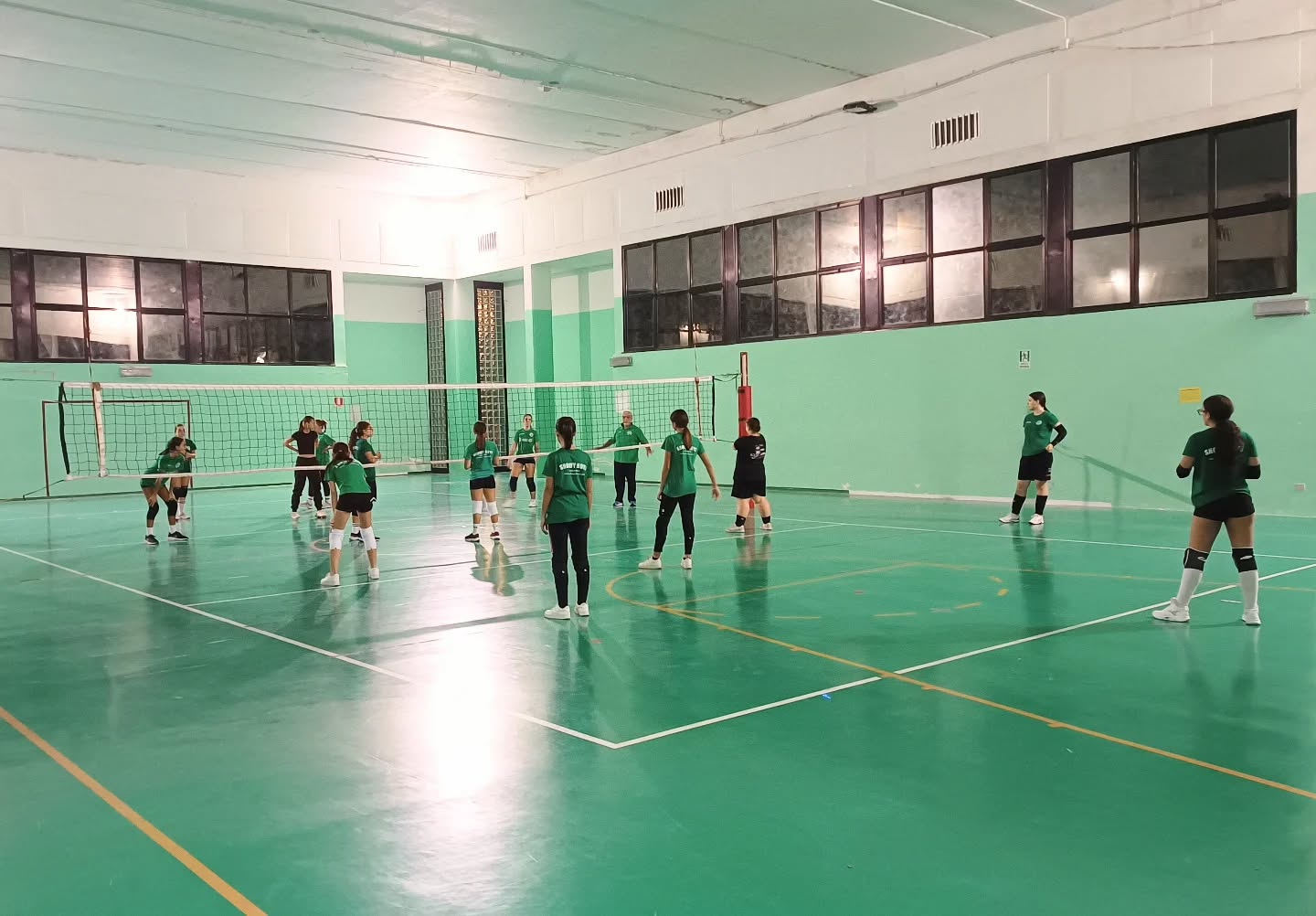 🏐 APERTE LE ISCRIZIONI ALLA SCUOLA VOLLEY SHOWY BOYS GALATINA 🏐
Vuoi far parte delle squadre giovanili per la stagione sportiva 2025-2026? La nostra attività prosegue più forte che mai e con tante novità. La Showy Boys Galatina rilancia e riparte con i nuovi corsi di pallavolo maschile e femminile! Da oggi, anche tu puoi diventare protagonista della nostra Scuola Volley.
La Showy Boys, società affiliata al Vero Volley Network, il più grande Consorzio di Volley in Italia, cerca ragazze e ragazzi dai 5 ai 18 anni che intendono frequentare la Scuola Volley e il Lab Showy, laboratorio di sport e formazione tecnica.
La Showy Boys è Centro Coni e Scuola Regionale di Pallavolo ed è stata premiata dalla Federazione Italiana Pallavolo con il Marchio d’Argento quale certificazione di qualità del settore giovanile.
Per la nuova stagione sportiva si organizzano i seguenti corsi:
– AVVIAMENTO ALLO SPORT  VOLLEY S3 –
(Spikeball White, Volley S3 Green, Volley S3 Red)
Per bambini e bambine dai 5 agli 11 anni
– CORSO DI PALLAVOLO –
Per ragazzi e ragazze dai 12 ai 18 anni
Questo è il momento di entrare nella nostra Scuola Volley: vieni anche tu a giocare con noi, nella grande famiglia Showy Boys!
Contatta la Segreteria anche per un allenamento di prova.
Chiama al numero 347 3849653
🌐 Visita il sito www.showyboys.com