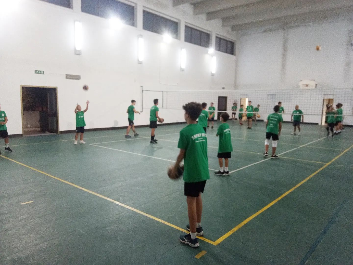 ➡️ DOMANI DI NUOVO TUTTI IN PALESTRA!
Si inizia con i più piccoli del Volley S3 e, a seguire, con il gruppo under 13 maschile e femminile. Nella seconda palestra, in campo il gruppo under 16 femminile ed in serata il gruppo under 19 maschile.
Non aspettare oltre, entra in squadra e diventa biancoverde.
Ti aspettiamo 💪🔝
🏐 VOGLIA DI VOLLEY? 🏐
🔝 La Showy Boys, storico club di Galatina, apre i corsi della Scuola Volley per la stagione sportiva 2022/2023 e ti aspetta in palestra per i nuovi corsi di pallavolo maschili e femminili.
👉 A chi sono aperti i corsi?
💥 A tutti i bambini e le bambine dai 5 agli 11 anni:
5-7 anni (Corso S3 - Spikeball White)
7-11 anni (Corso S3 - Spikeball Green)
💥 A tutti i ragazzi e le ragazze dai 12 ai 18 anni:
12 anni (Corso Under 13)
13-14 anni (Corso Under 15)
15-16 anni (Corso Under 17)
17-18 anni (Corso Under 19)
👉 Come posso partecipare ai corsi? Chiamando il numero 📞 347.3849653 e la Segreteria ti darà tutte le informazioni utili.
🤝 Entra nella nostra famiglia. Diventa bianco-verde! 🤍💚