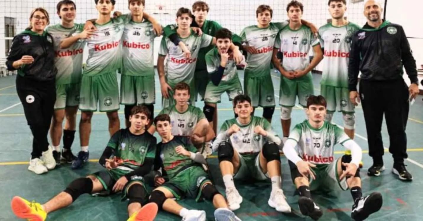 🏐 Under 19. Doppio successo per la Kubico Showy Boys Galatina 🏐

Il mese di novembre ha visto l’avvio del campionato provinciale under 19. La Kubico Showy Boys Galatina allenata da Laura Pendenza, inserita nel girone A, è scesa in campo il 5 novembre per la gara di debutto del torneo.

Tra le mura amiche, i giovani biancoverdi si sono imposti sul Novoli Volley Lions con un rotondo 3-0 e con i parziali di 25-17, 25-20 e 25-16. Bel gioco e buona prestazione dei singoli in una partita che ha dato avvio alla nuova stagione agonistica.

Stesso risultato in quel di Squinzano lo scorso 12 novembre contro la D.G. Tiger. Gara a senso unico e mai messa in discussione. La Kubico Showy Boys Galatina si è aggiudicata i tre con il punteggio di 17-25, 12-25 e 9-25.

Il prossimo appuntamento, in calendario il 19 novembre, sarà una delle sfide più interessanti del campionato. La palestra del Polo 3 di Noha ospiterà il Lecce Volley e per i ragazzi di mister Pendenza si tratterà di un importante banco di prova. Fischio di inizio alle ore 18.

🌐 www.showyboys.com
