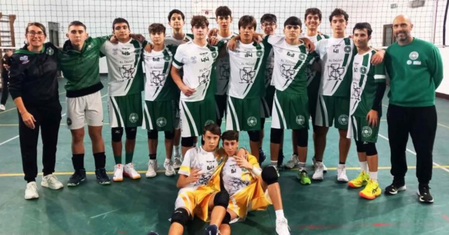🏐 Under 17. Ai Calici Showy Boys Galatina vittoriosa nei primi due incontri di campionato 🏐

Due vittorie per il team under 17 Ai Calici Showy Boys Galatina in avvio di campionato. Come per la squadra under 19, anche per i più giovani della Scuola Volley allenati da coach Pendenza arrivano i primi punti della stagione.

Lo scorso 7 novembre, gara di debutto in casa, nella palestra del Polo 3 di Noha, contro la Virtus Tricase 1967. Bella prestazione per gli under 17 galatinesi al cospetto dei pari età ospiti che hanno cercato di opporsi in ogni modo al sestetto messo in campo dal tecnico biancoverde. Ne è venuta fuori una gara combattuta, in cui la forza del gruppo ha fatto la differenza (25-19, 25-20, 25-20).

Più agevole il secondo incontro in calendario. La trasferta del 13 novembre ad Alessano ha visto Ai Calici Showy Boys Galatina imporsi sulla compagine locale con i parziali di 10-25, 21-25, 16-25. Un incontro che non ha mai impensierito i biancoverdi e ha permesso loro di poter effettuare alcuni aggiustamenti tattici in vista della prossima sfida casalinga.

Il 21 novembre, nella palestra del Polo 3 di Noha (inizio ore 19:30), si disputerà la terza di campionato contro M.B. Volley Ruffano e per l’under 17 sarà una partita da giocare con la massima concentrazione.

🌐 www.showyboys.com