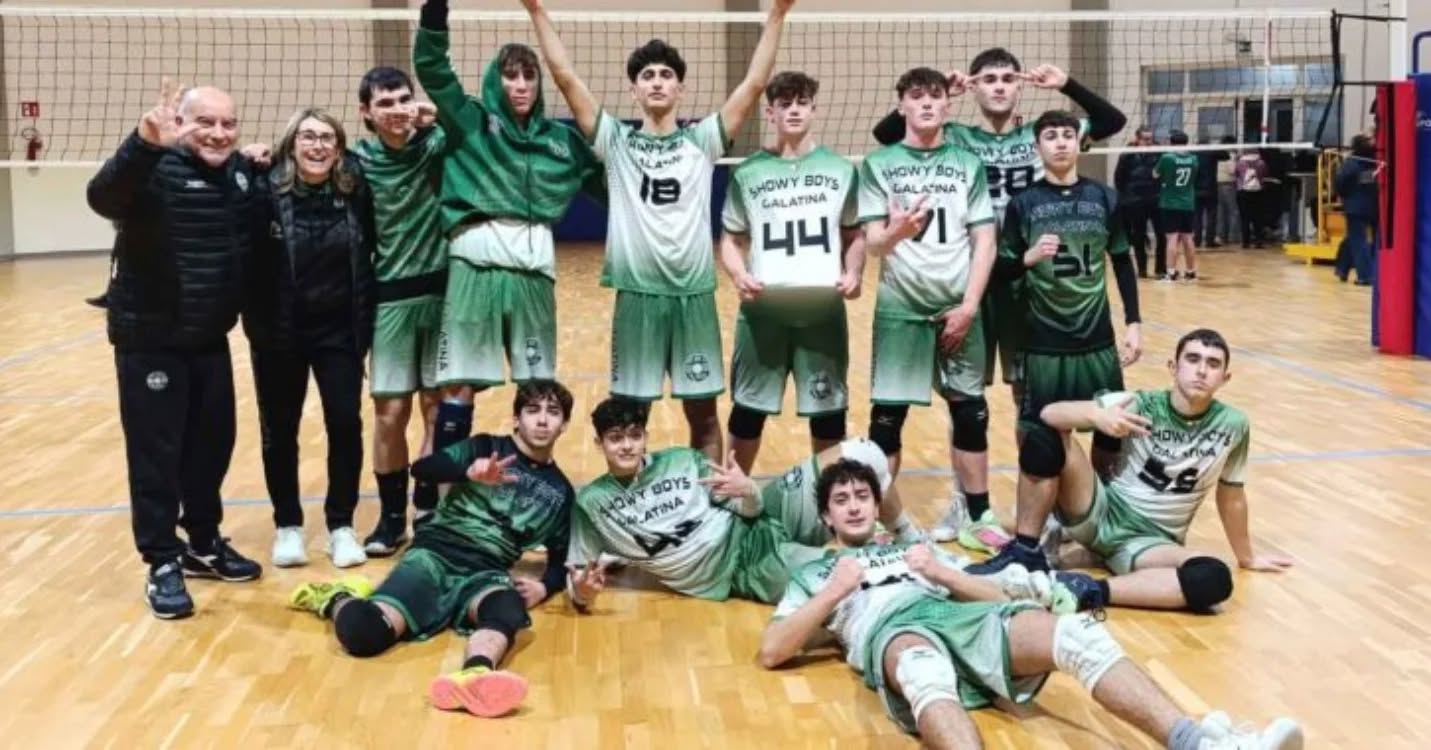 🏐 La Kubico Showy Boys Galatina accede alla final four territoriale under 19 🏐

La Kubico Showy Boys Galatina batte fuori casa il Volley Specchia e accede alla final four territoriale under 19. Con un rocambolesco 1-3, il team guidato da Laura Pendenza supera la fase dei quarti di finale e può meritatamente proseguire in questo avvincente percorso sportivo.

I giovani galatinesi vincono il primo set con il punteggio di 23-25, mentre cedono il secondo parziale 25-20. Una volta archiviato il terzo set con un facile 16-25, nel quarto le due squadre tornano a giocare palla su palla e la gara si fa sempre più divertente e ben giocata sia sotto l’aspetto tecnico che agonistico. Infatti, Specchia e Showy Boys arrivano a sfidarsi sino ai vantaggi. Ad avere la meglio sono i biancoverdi che “strappano” il set sul 33-35 e si aggiudicano la gara.

Con questo successo, i ragazzi della Scuola Volley accedono alla final four e attendono di conoscere la squadra da affrontare.

🌐 www.showyboys.com