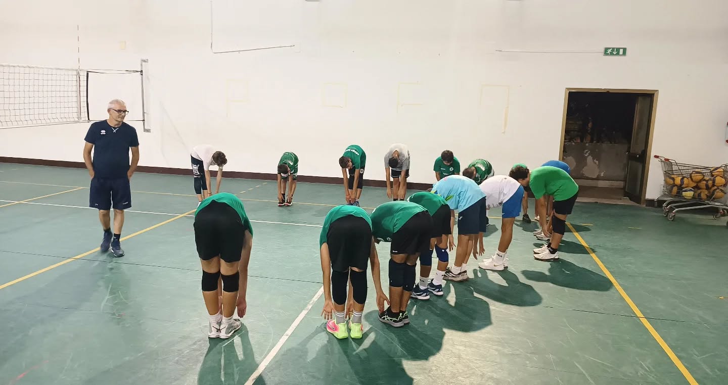 🏐 APERTE LE ISCRIZIONI ALLA SCUOLA VOLLEY SHOWY BOYS GALATINA 🏐
Vuoi far parte delle squadre giovanili per la stagione sportiva 2025-2026? La nostra attività prosegue più forte che mai e con tante novità. La Showy Boys Galatina rilancia e riparte con i nuovi corsi di pallavolo maschile e femminile! Da oggi, anche tu puoi diventare protagonista della nostra Scuola Volley.
La Showy Boys, società affiliata al Vero Volley Network, il più grande Consorzio di Volley in Italia, cerca ragazze e ragazzi dai 5 ai 18 anni che intendono frequentare la Scuola Volley e il Lab Showy, laboratorio di sport e formazione tecnica.
La Showy Boys è Centro Coni e Scuola Regionale di Pallavolo ed è stata premiata dalla Federazione Italiana Pallavolo con il Marchio d’Argento quale certificazione di qualità del settore giovanile.
Per la nuova stagione sportiva si organizzano i seguenti corsi:
– AVVIAMENTO ALLO SPORT VOLLEY S3 –
(Spikeball White, Volley S3 Green, Volley S3 Red)
Per bambini e bambine dai 5 agli 11 anni
– CORSO DI PALLAVOLO –
Per ragazzi e ragazze dai 12 ai 18 anni
Questo è il momento di entrare nella nostra Scuola Volley: vieni anche tu a giocare con noi, nella grande famiglia Showy Boys!
Contatta la Segreteria anche per un allenamento di prova.
Chiama al numero 347 3849653
🌐 Visita il sito www.showyboys.com