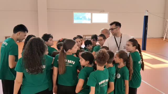 🏐 I piccoli del Volley S3 terminano il corso annuale con il saluto finale. Medaglie e attestati di partecipazione e un arrivederci a presto per una nuova ed entusiasmante stagione sportiva. Forza Showy! 🤍💚