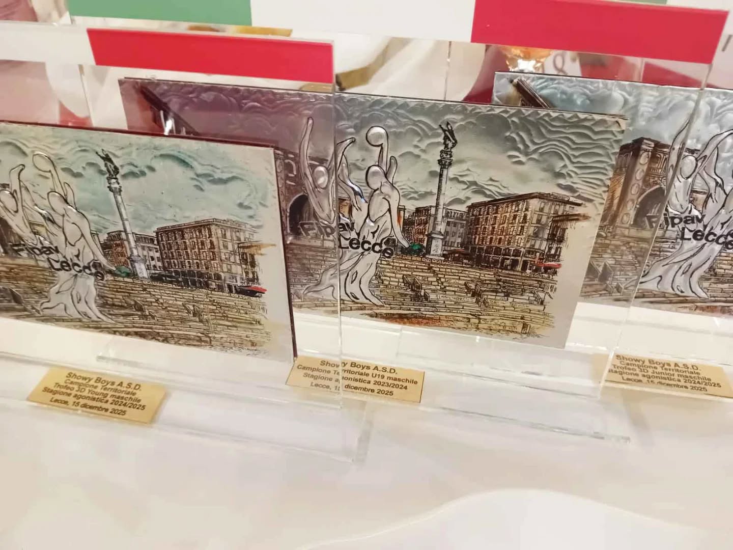 🏐Tre riconoscimenti alla Showy Boys Galatina in occasione della “Festa della pallavolo salentina” 🏐

Si è tenuta lunedì 15 dicembre, presso il Best Western Plus Leone di Messapia Hotel & Conference, la “Festa della pallavolo salentina”, giunta alla 17a edizione. Si tratta dell’appuntamento in cui il Comitato Territoriale FIPAV Lecce celebra le società, gli atleti, i tecnici, gli arbitri e i dirigenti che si sono distinti nelle stagioni sportive 2023/2024 e 2024/2025.

Durante la serata sono stati assegnati numerosi riconoscimenti: dalle promozioni territoriali, regionali e nazionali ai titoli giovanili, fino ai premi speciali dedicati alle società con anni di militanza nel movimento, ai dirigenti che hanno contribuito in modo significativo alla crescita della pallavolo salentina.

Alla Showy Boys A.S.D. di Galatina sono stati tre riconoscimenti: campione territoriale Under 19 maschile (stagione sportiva 2023/2024), campione territoriale Trofeo 3D Young maschile (stagione sportiva 2024-2025) e campione territoriale Trofeo 3D Junior maschile (stagione sportiva 2024-2025).

Per il club biancoverde hanno ritirato i premi i consiglieri Katia De Riccardis e Mauro M. Masciullo (responsabile della Scuola Volley).